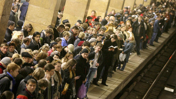 Пассажиров метро Петербурга просят реагировать на неадекватных людей