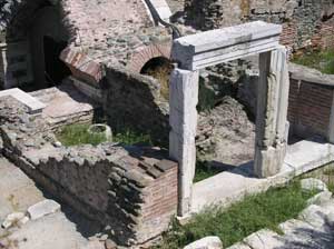 При строительстве метро в Салониках, Греция, найдено большое число древних захоронений.
