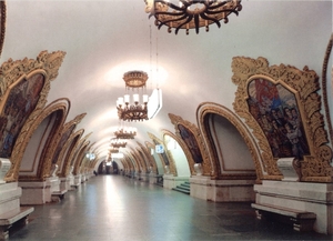 На московских станциях метро построят дополнительные выходы
