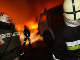 У станции метро «Курская» горит офисное здание