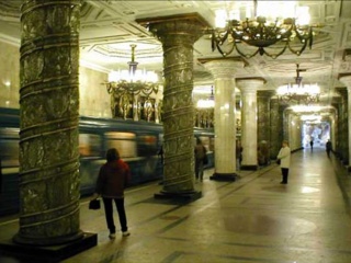 В петербургском метро прошли ночные учения с ряжеными